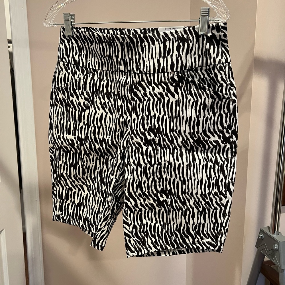 Cool & comfy INC size 4 bermuda shorts in black & white stripes.